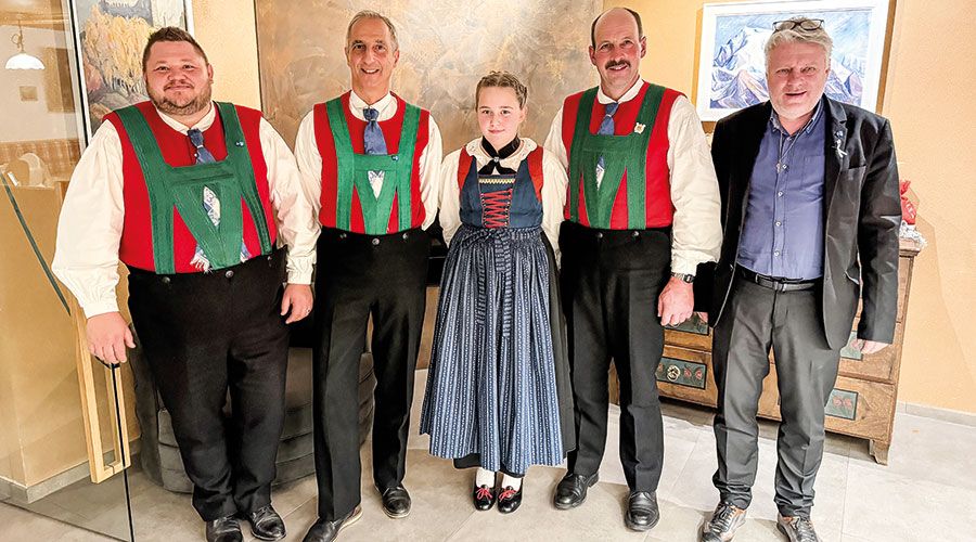 v. l.: Kapellmeister Christian Ratschiller, die Neuzugänge Roberto D’Agostino und Lena Schwembacher, Obmann Reinhard Tscholl und Bürgermeister Georg Altstätter.