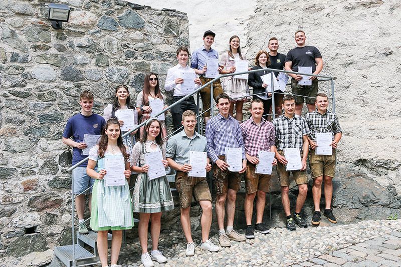 Die 18 Maturantinnen und Maturanten (2 fehlen) der Fachschule für Land- und Forstwirtschaft Fürstenburg. 
