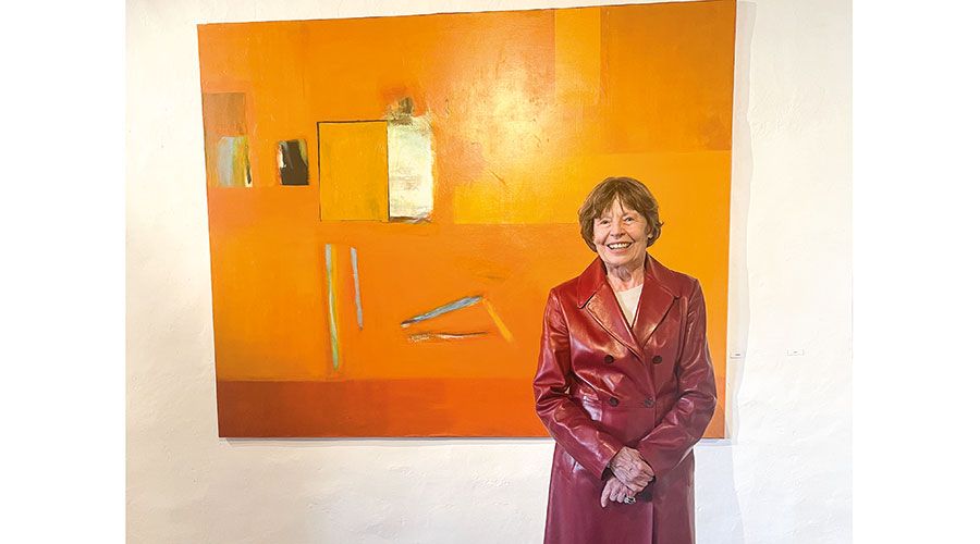 Ursula (Trull) Oberrauch vor dem Bild “RAME”