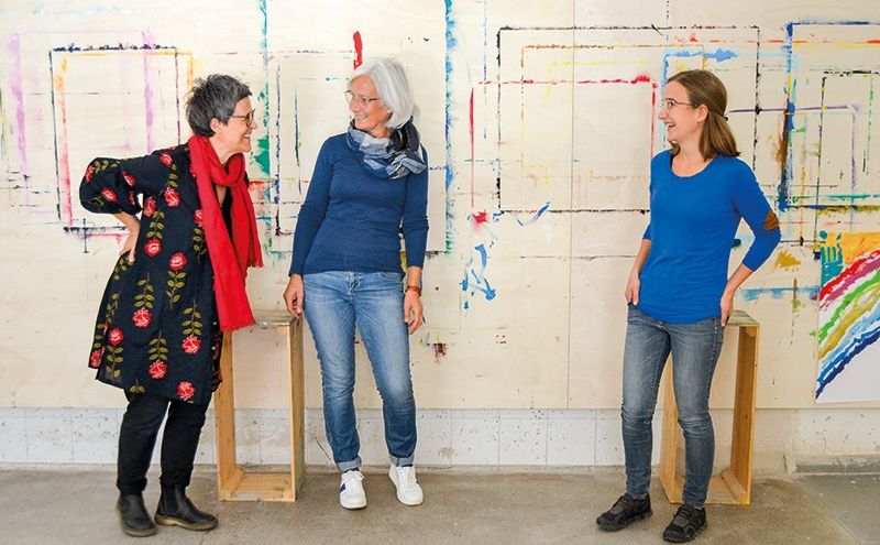 Die Spüle als offenen Gestaltungsraum tragen v. l. Christina  Angerer, Martina Thanei und Anna Moser mit. Ebenfalls aktiv ist Isolde Veith (nicht im Bild). Foto Maria Raffeiner