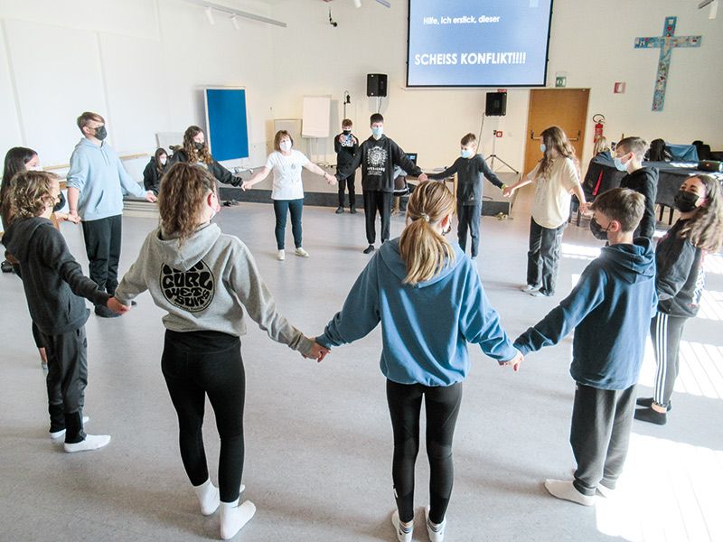 Die Montessoriklassen der Mittelschule Schlanders beschäftigten sich in Projekttagen mit dem Thema „Krieg und Frieden“. Unter anderen wurde ein Friedenstanz einstudiert und aufgeführt.  
