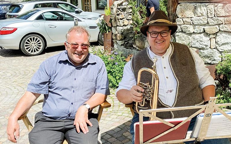 Pfarrer Florian Öttl  (links) mit dem Chef der Tauferer Wirtshausmusikanten Siegi Warger