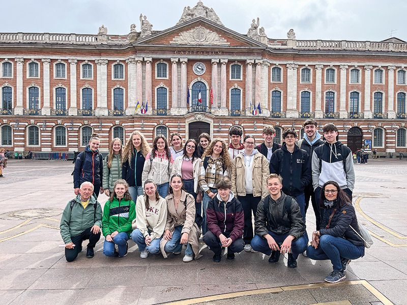 Schülergruppe auf dem Platz vor dem Rathaus in Toulouse, dem Capitole