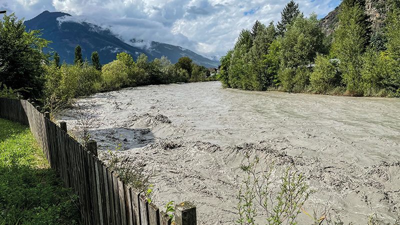 Bedrohliche Wassermassen in der Etsch bei Latsch: Schlimmeres konnte durch den Stausee in Zufritt  verhindert werden.