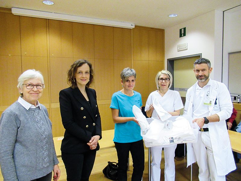 Übergabe der Engelskleider für Sternenkinder an das Krankenhaus Schlanders. V. l. Angelika Weichsel Mitterrutzner und Elisa Berger vom Familienverband, Sonja Gorfer, Koordinatorin der Frühen Hilfen Vinschgau, Sibylle Kaserer, Koordinatorin Gynäkologie und Geburtshilfe und Markus Seppi, Krankenhausseelsorger im KH Schlanders