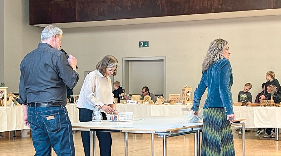 Andreas Nagl, Gisela und Petra Theiner bei der Verlosung der Gutscheine und Sachpreise