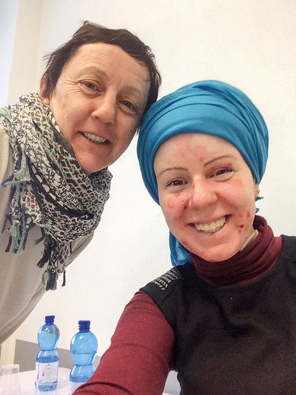 Anna Faccin (r.) führt den ehrenamtlichen Verein DEBRA weiter, den ihre verstorbene Mutter Isolde Mayr Faccin (l.) gegründet hat.