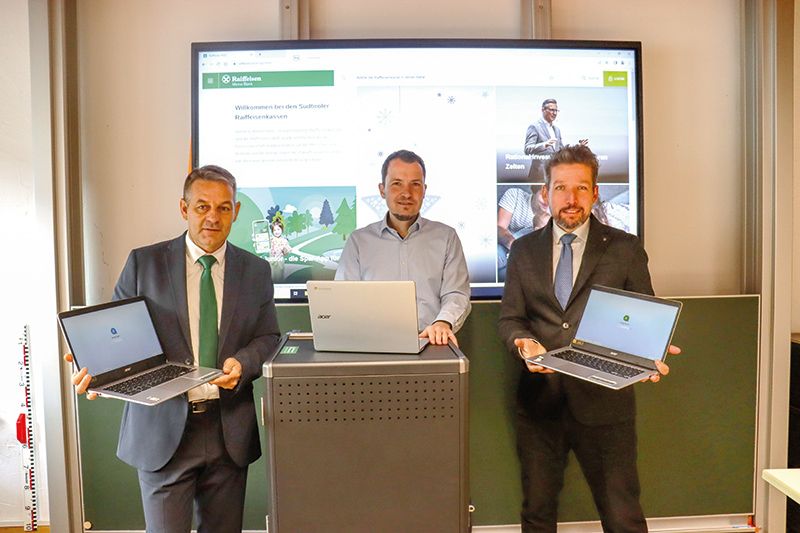 v. l.: Manfred Leimgruber (Raiffeisenkasse Untervinschgau), Stefan Ganterer (Schuldirektor) und Gerhard Rinner (Raiffeisenkasse Latsch)
