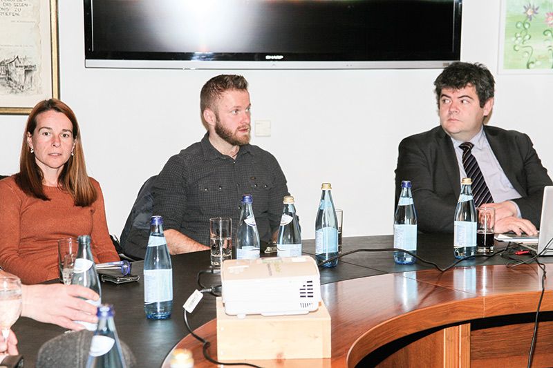 v. l.: die Gemeinderäte Regina Österreicher und Tobias Nischler und REVI-Consult Matthias Obrist 