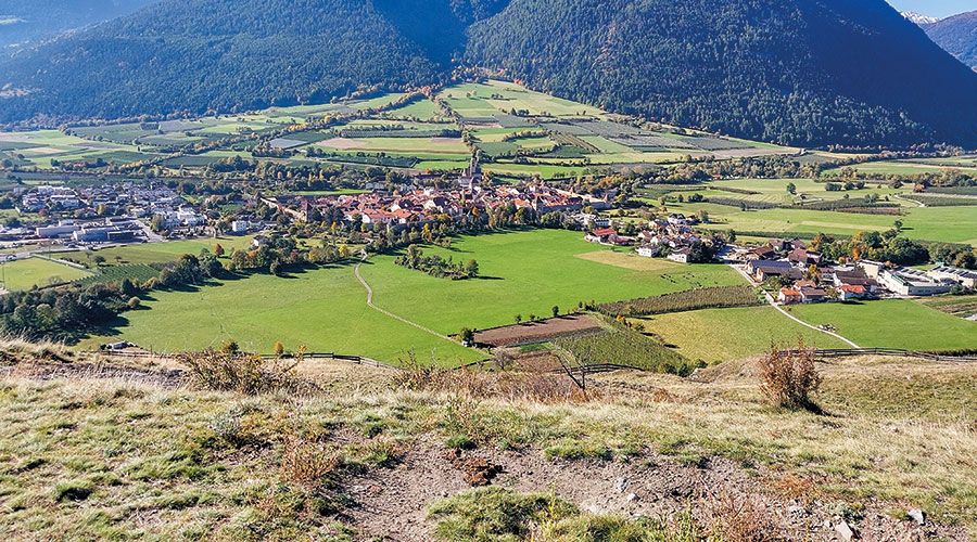 Ausblick vomTartscher Bichl auf das herbstliche Glurns und den Schuttkegel von St. Martin