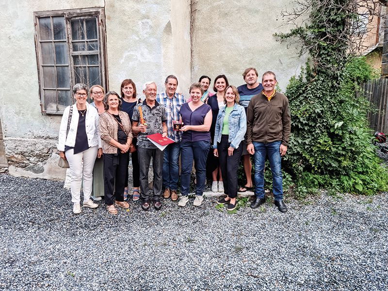 Ehemalige und aktuelle Bildungsausschuss-Funktionäre freuten sich mit Wilfried Stimpfl über die verdiente Ehrung. v. l. Annemarie Kainz, Susanne Saewert, Christine Stark, Ruth Kuntner, Wilfried Stimpfl, Reinhard Zangerle, Brigitte Schönthaler, Liselotte Parth, Evi Pinggera, Ruth Schönthaler, Ludwig Fabi, Raimund Niederfriniger 