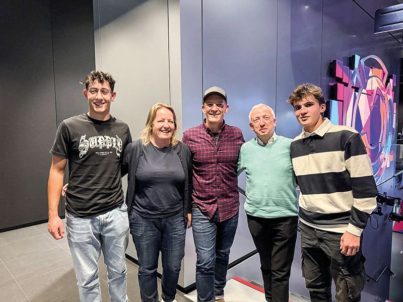 In den Ö3-Studios am Königsberg in Wien (v.l.): Andreas Holzer, Direktorin Verena Rinner, Ö3-Moderator Andi Knoll, Englischlehrer Martin Trafoier, Johannes Gruber