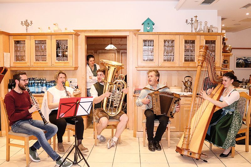 v. l. Benjamin Blaas, Mirjam Tschenett, Martin Eschgfäller, Gernot Niederfriniger und Lea Niederfriniger; hinten: Evi Sanol
