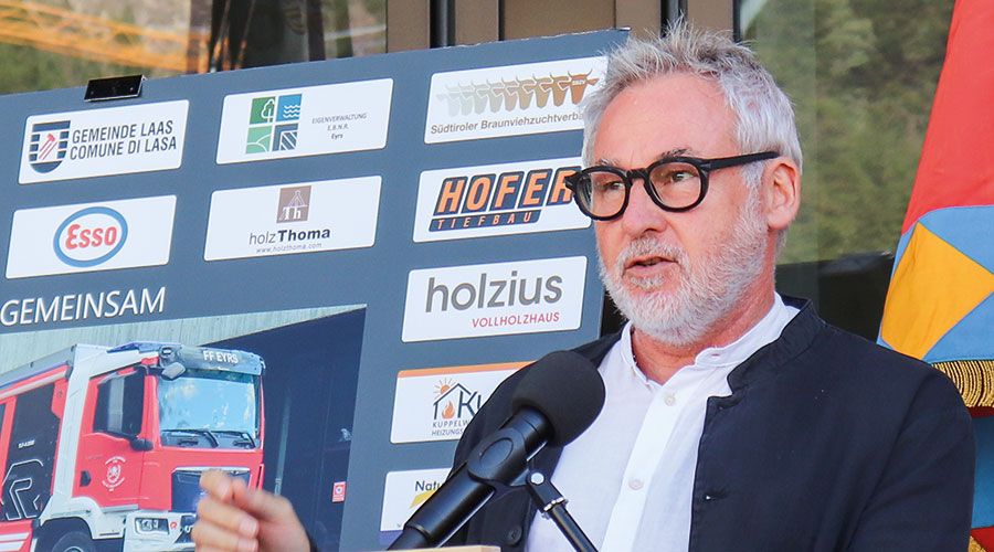 « Der Bau aus grün eingefärbtem Dämmbeton vereint die funktionalen Anforderungen der Freiwilligen Feuerwehr mit einer prägnanten gestalterischen Haltung. Architekt Roland Baldi