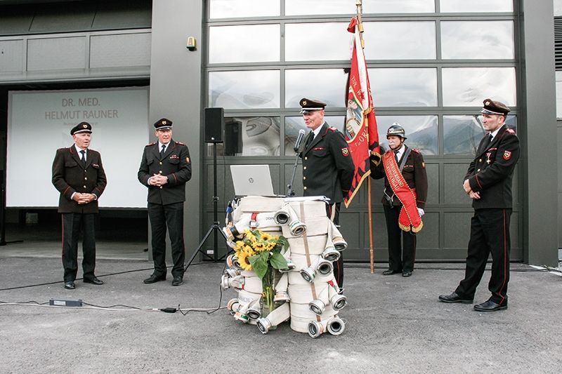 v. l. die Ehrenmitglieder Helmut Rauner und Manfred Thöni, Bezirkspräsident Klaus Obwegeser,  Fähnrich Rainer Waldner und stellvertretender Bezirkspräsident Stefan Fliri