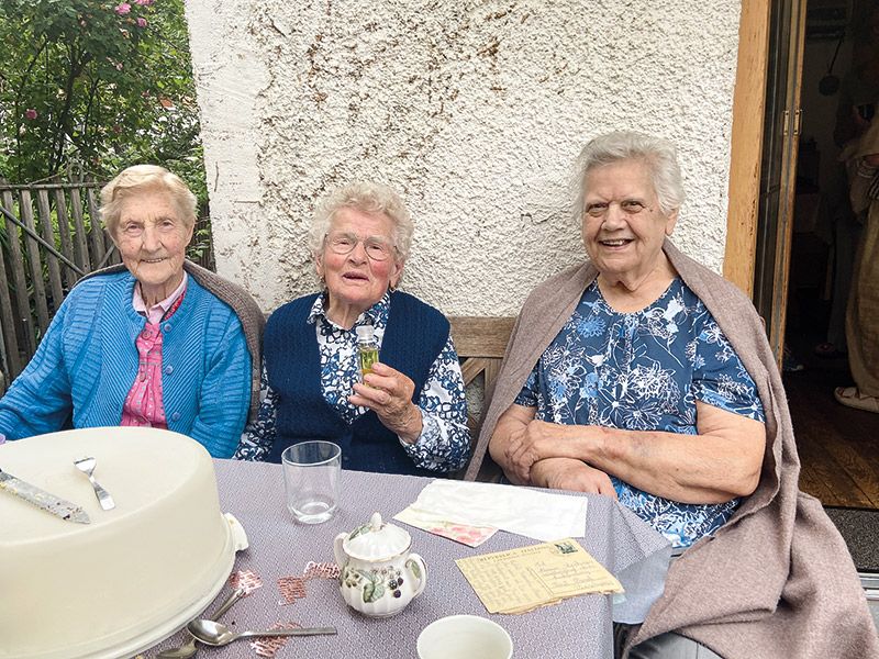 v. l. Paulina, Maria und Antonia bei Kaffee und Kuchen. Für das Geburtstagskind gabs ein Chanel- Parfum von der Tochter aus Hamburg