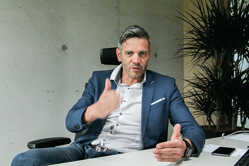 Alexander Telser ist seit 2015 Präsident des Vinschgauer Energiekonsortiums VEK.  Mit der Vertragsunterzeichnung im Dezember 2015 hat das VEK die Stromnetze in den Gemeinden Laas, Schluderns, Glurns, Taufers, Mals und Graun übernommen. Ab 1.1.2017 betreut das VEK das Stromnetz in Eigenregie. Bereits 2016 kam die Strommarke „VION - unser Strom“ hinzu. Damit ist das VEK in den Stromverkauf eingestiegen. Seit 2020 ist das VEK mit „VION - unser Netz“ als Provider für Glasfaser aktiv.