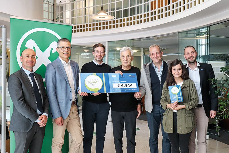 v. l. Michael Grasser, Direktor der Raiffeisenkasse Schlanders und Siegmar Tschenett, der neue Obmann der Raika Schlanders (beide stellvertretend für die Raiffeisenkassen des Vinschgaus), Tobias Strobl, Vinzenzkonferenz Schlanders, Hans Tappeiner, Vorsitzender der Vinzenzgemeinschaft Vinschgau, Dietmar Spechtenhauser, hds-Bezirkspräsident, Karin Gluderer, hds-Ortsobfrau Schlanders, Aaron Pircher, hds-Bezirksleiter