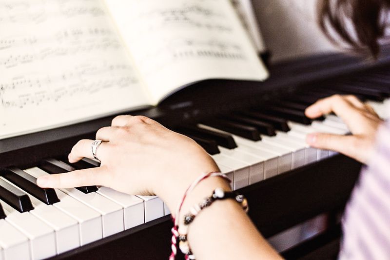 Im Oberschulzentrum Schlanders kann geträumt werden: Schülerchor? Schulband? Jedenfalls soll der Nachwuchs ab Herbst 2022 mit einem musikalischen Schwerpunkt gefördert werden