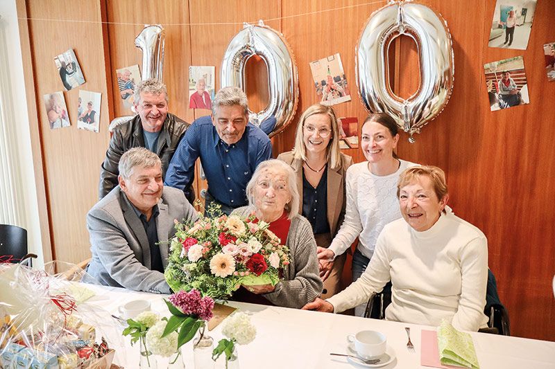 Gratulationen für Frau Theresia Platzer Ebensperger zu ihrem 100sten Geburtstag im Martinsheim in Mals