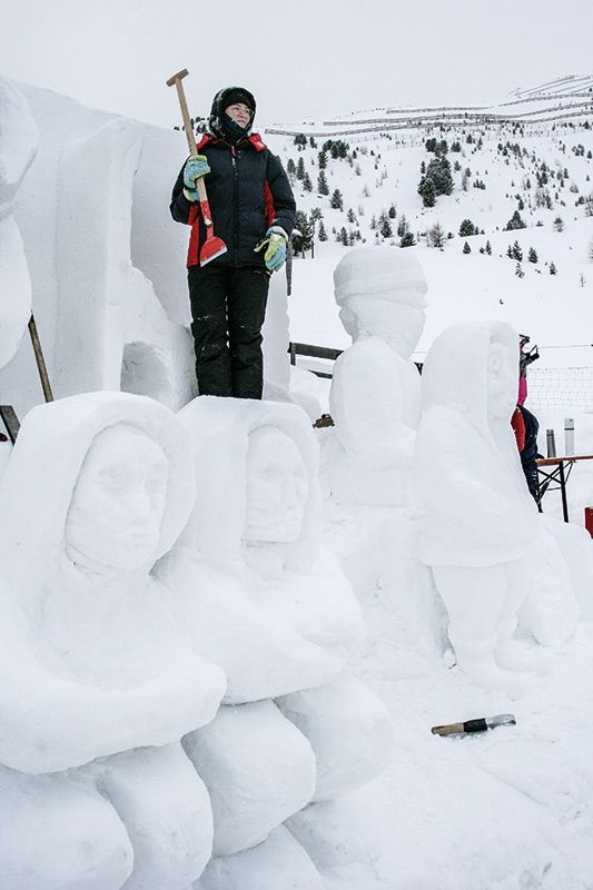 die mit Schnee angezuckerten  Skulpturen am zweiten Arbeitstag