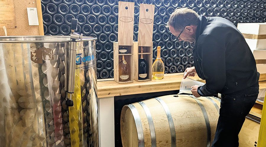 Wöchentlich füllt Bert nach, was sich im Fass verflüchtigt hat