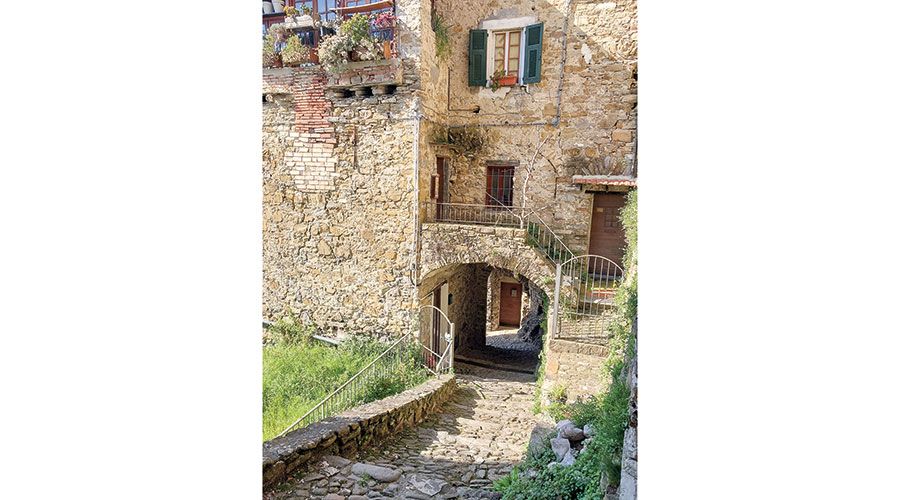 Enge Treppenstufen als Dorfgassen in Apricale
