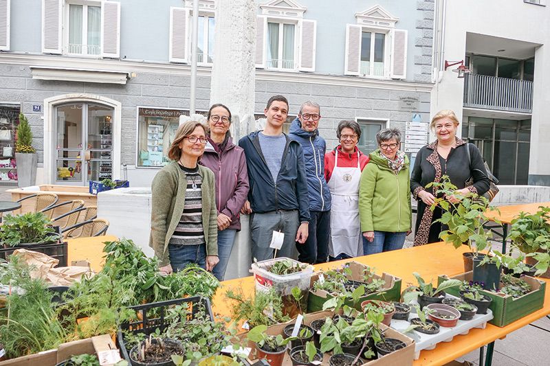 Beim Pflanzen-Tausch-Markt wurde nicht nur getauscht, es gab auch viele Informationen und Tipps über Kräuter, Pflanzen und die Imkerei v. l.: Ingrid Karnutsch, Susanne Hofer, Marcel Schwarz, Alexander Huber, Jutta Oberegger, Andrea Kofler und Gudrun Warger, die Präsidentin vom Bildungsausschuss