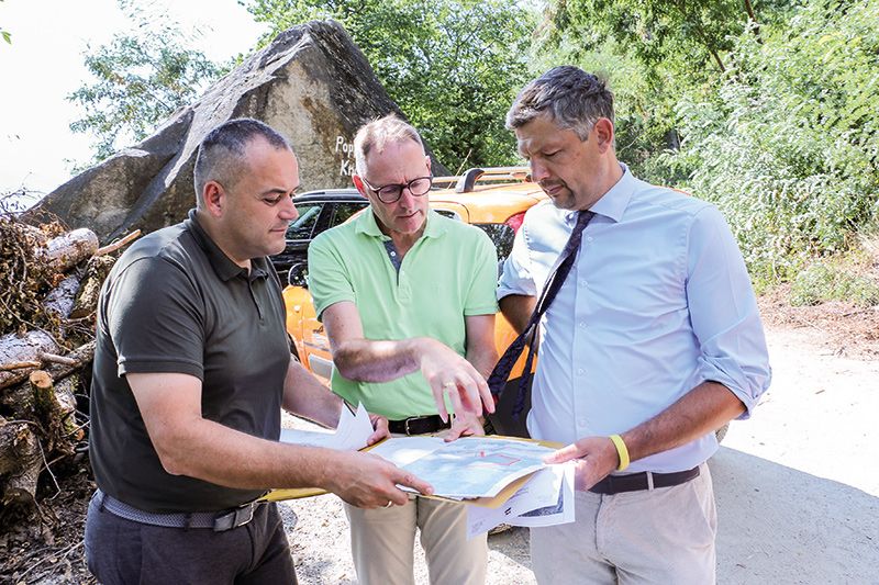 BM Mauro Dalla Barba, der Direktor des Straßendiensts Vinschgau, Stephan Bauer, und LR Daniel Alfreider (v. l.) beim Lokalaugenschein an der Baustelle zwischen Latsch und Goldrain.