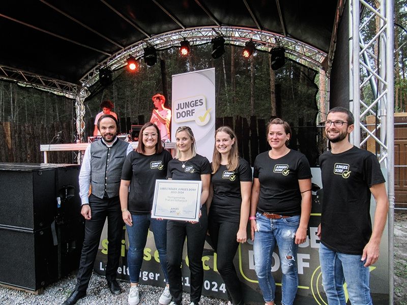 Am 11. September erhielt die Gemeinde Prad als erste Gemeinde das Label „Junges Dorf“. V. L. LR Philipp Achammer, Tamara Zueck, Vize-BMin Michaela Platzer, Sarah Renner, Sarah Gritsch und Tobias Stecher