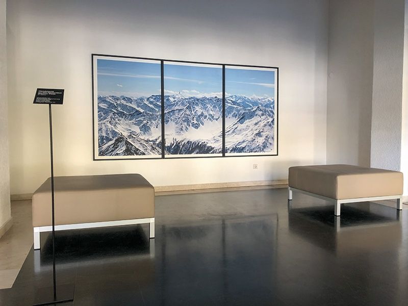 Eingang der Gemeinde Latsch mit dem großflächigen Kunstwerk: Handstand on the Hasenöhrl Glacier Peak, Mixed Media Art. 