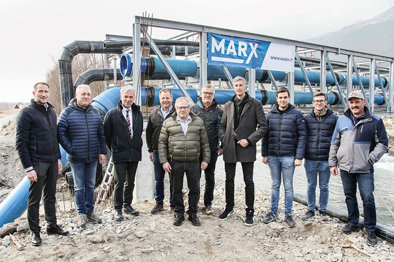 Vor der neuen Etsch-Brücke für die Wasserleitungen im Osten von Laas v. l.: Gottfried Niedermair, Franz Marx, LR Arnold Schuler, Jochen Tröger, Konrad Tscholl, Paul Wellenzohn, Michael Hofer, Alexander Marx, Simon Wallnöfer und Peter Hauser