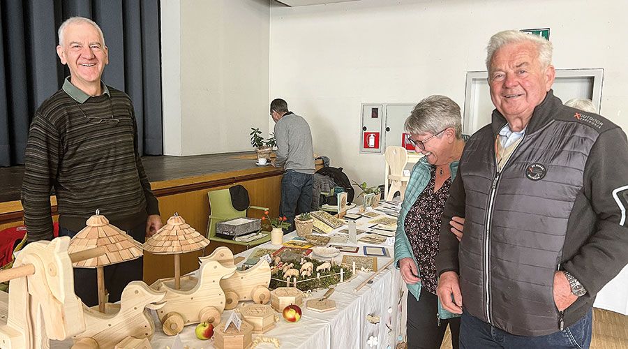 Sepp Kuppelwieser mit Frau Edith begutachten „Schönes aus Holz“ von Jakob Reichegger