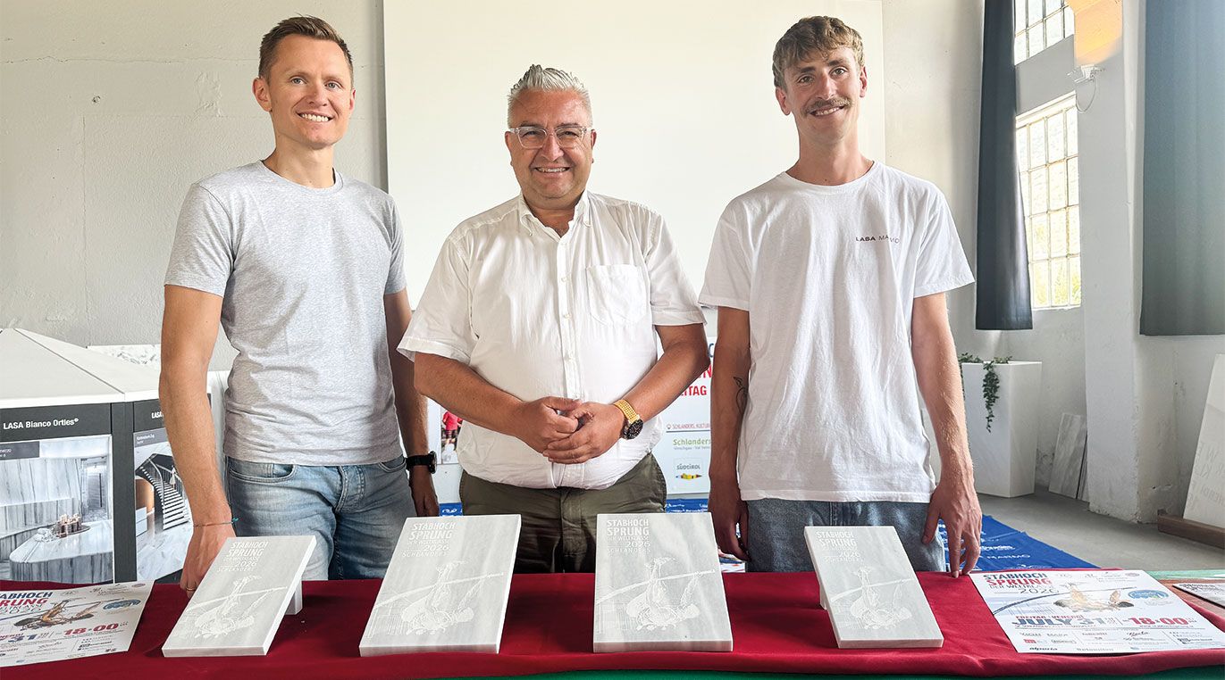 Patrick Pritzi (Betriebsleiter der lasa marmo), der Präsident des OK-Teams Dieter Pinggera und der Marketingleiter der lasa marmo Fabian Hört mit den Trophäen aus Laaser Marmor;