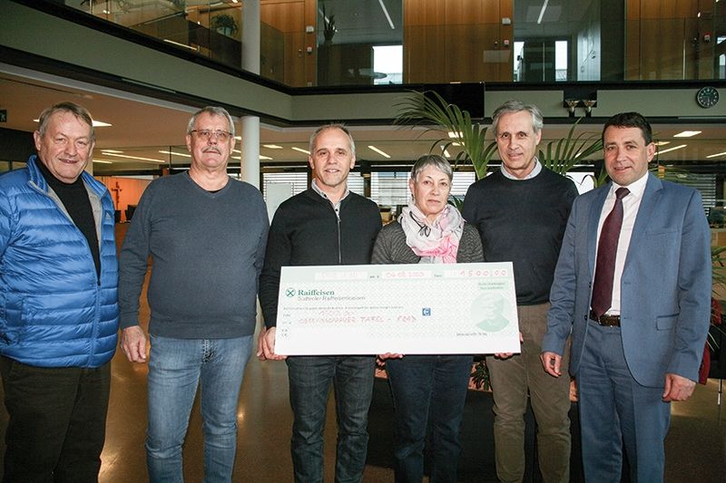 Spendenübergabe:  v. l. Toni Pfitscher und Andreas Wallnöfer (beide Tafel), Karl Heinz Kuntner (Obmann der Raiffeisenkasse Prad-Taufers), Marlies Geiser (Koordinatorin Tafel Prad), Günther Platter und Thomas Pinggera (beide Raika)