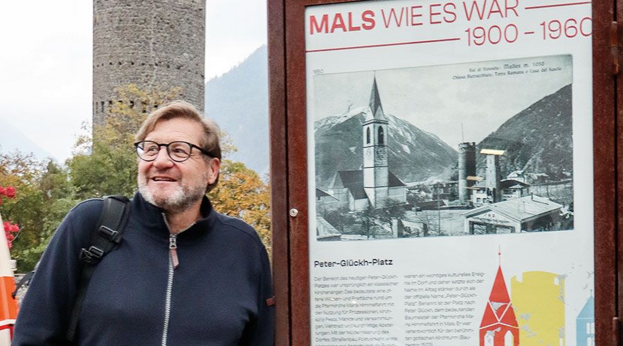 Ludwig Fabi als Betreuer der Bildungsausschüsse hatte die Text zu Postkartenbildern und Fotos auf  Schautafeln verfasst.  Die gefällige Grafik stammt von Elena Kaserer von der Bezirkszeitung Vinschgerwind