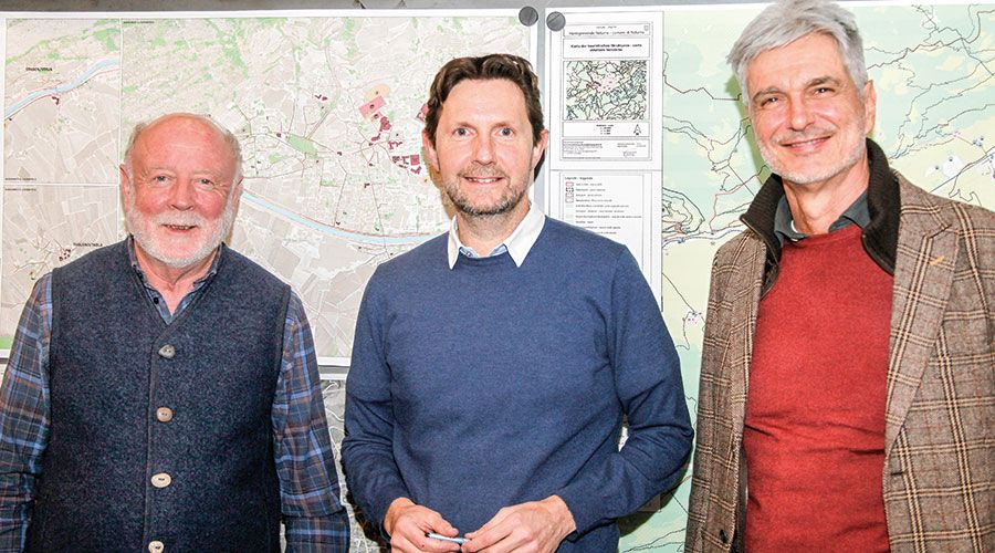 v. l.: der Geologe Konrad  Mesner (hat das Projekt in Staben ausgeführt), BM Zeno Christanell und der Geologe Carlo Ferretti (Projekt oberhalb von Kompatsch) 