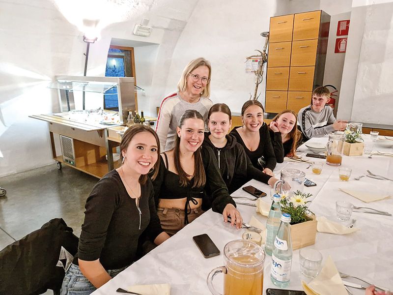 Barbara Wallnöfer mit einer Gruppe ihrer Schülerinnen: v. L.: Maddalena Fiegele, Janina Fritz, Fiona Prieth, Anna Patscheider und Medea Riedl.