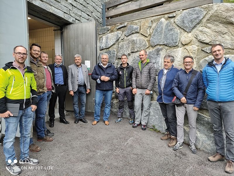 v. l.: VizeBM Pfunds - Peter Wille, Ing. Tobias Marseiler (Verantwortlicher Technischer Dienst BZG), Pilser Oswald (Leiter des Gemeindebauhofes Schlanders), Georg Altstätter (Bürgermeister Martell), Rupert Schuchter (BM Pfunds), Dieter Pinggera (Präsident der BZG), Neururer Christof (Mitarbeiter Gemeinde Pfunds), Christian Mazagg (Gemeinde Mals), Friedrich Sapelza (GWR Spondinig), Urban Rinner (Generalsekretär BZG) und Josef Thurner (BM Mals)