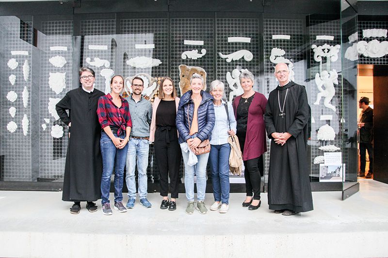 Das Museums-Team v.l.: Prior Pater Philipp, Katharina Pratzner, Michael Mall, Sara Fliri, Sybille Steck, Maria Peer, Helene Dietl Laganda, Abt Markus Spanier.