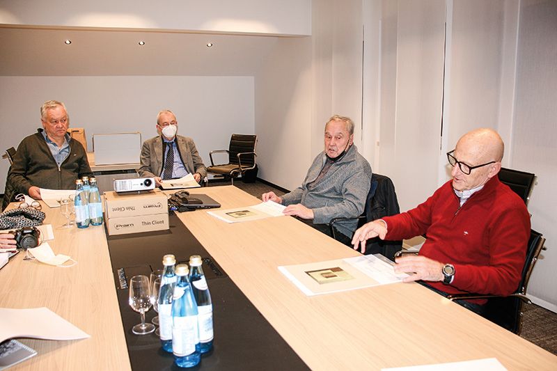 Kalendervorstellung in kleinem Kreis.  von rechts:  Helmuth Moser, Alfred Gutweniger, Josef Ruffa und Johann Spechtenhauser