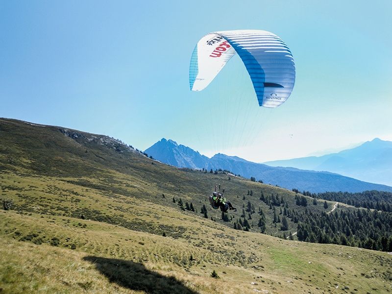 Ein Tandemflug mit dem Paragleiter bedeutet für den blinden Markus Telser aus Schluderns das höchste der Gefühle. Kürzlich schwebte er zum wiederholten Male über dem Burggrafenamt