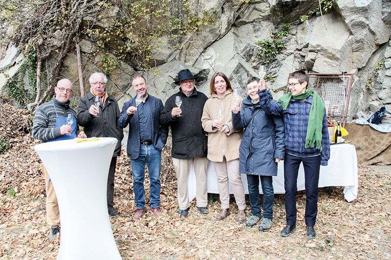 Sektverkostung am Saxner Bunker v. l.: Martin Aurich, Sepp Reiterer, Thomas Plack, Matthias  Schönweger, Claudia Telfser, Gisela Aurich und Charlotte Aurich