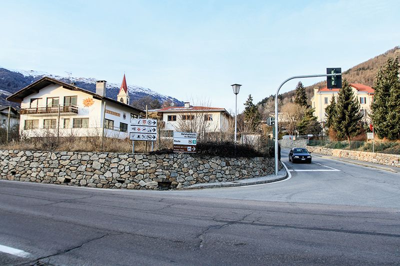 Links das Anwesen „Marolles“:  Von Wellenzohns WEMA zur Gemeinde Mals