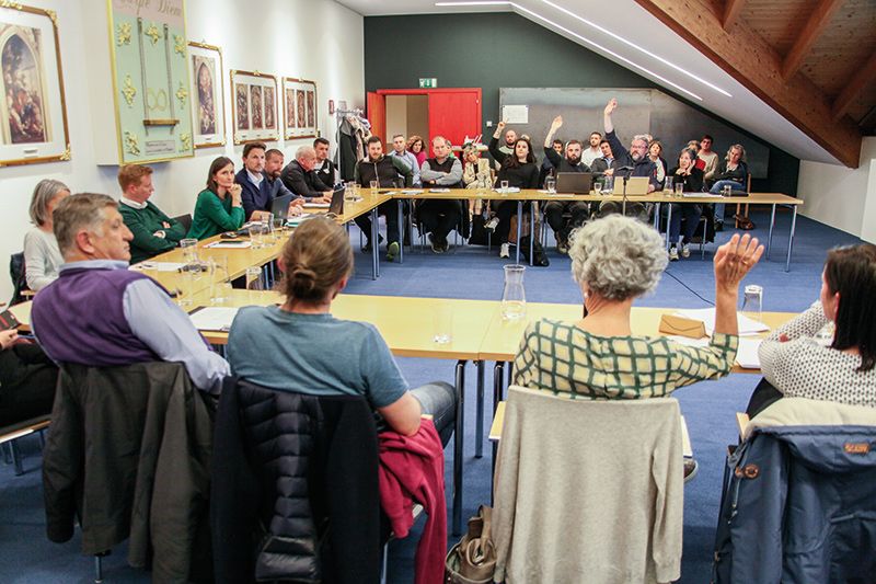 Die SVP stimmt im Naturnser Gemeinderat am 20. März mit 11 dafür und die Opposition mit 6 Stimmen geschlossen gegen den Beschluss. Und nun droht mit einem „abschaffenden Volksbegehren“ Ungemach für ein erst zu definierendens „Projekt Plaza“ 