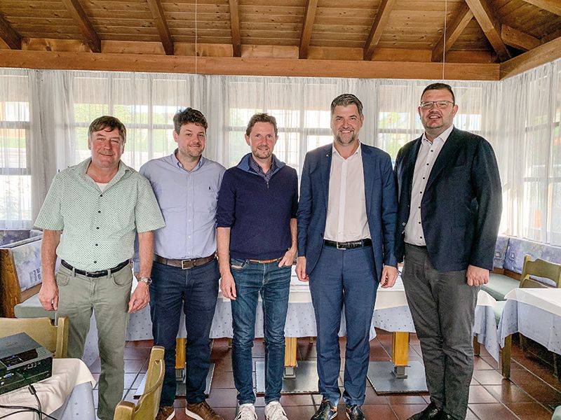 v. l.: HGV-Ortsobmann Dietmar Hofer, Christoph Tappeiner, Präsident der Tourismusgenossenschaft, Bürgermeister Zeno Christanell, Landtagsabgeordneter Helmut Tauber und HGV-Bezirksobmann Hansi Pichler.