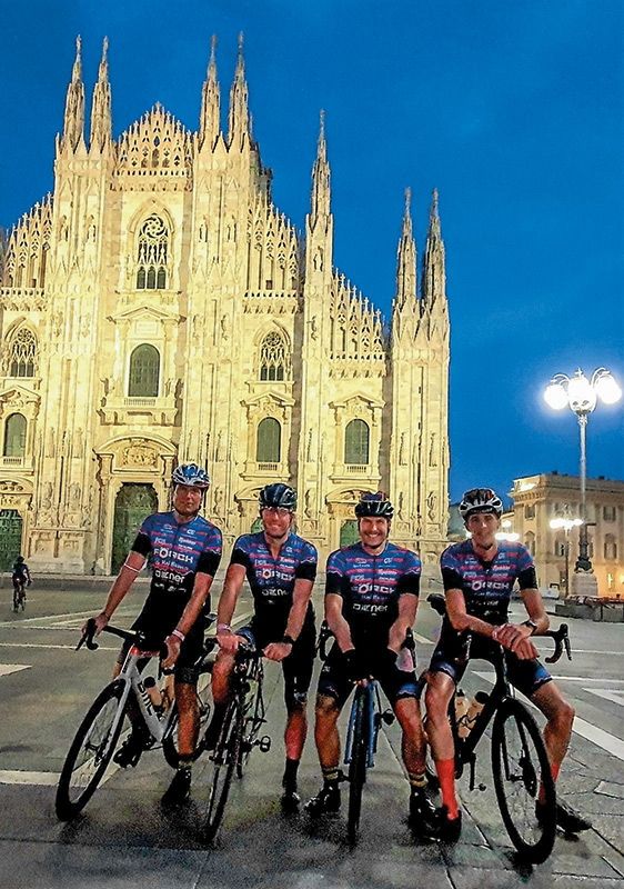 Die vier Radfahrer des  Amateurradsportvereins Vinschgau  am Mailänder Dom vor der Radveranstaltung Duomo - Stelvio am 24. Juli 2021  v. l. Markus Niederegger, Hannes Schlögl, Benjamin Petersen und Michael Hofer