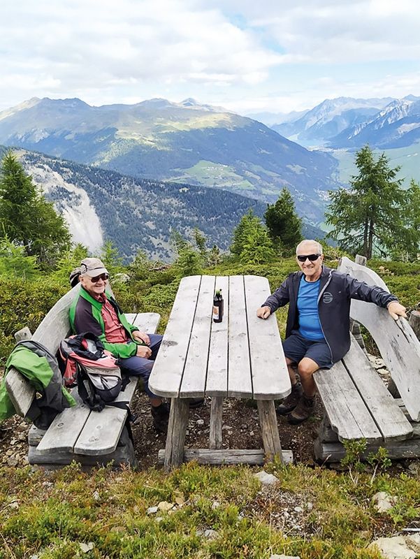 Alfred Wolf und Peter Gander genießen die neue Garnitur auf luftiger Höhe