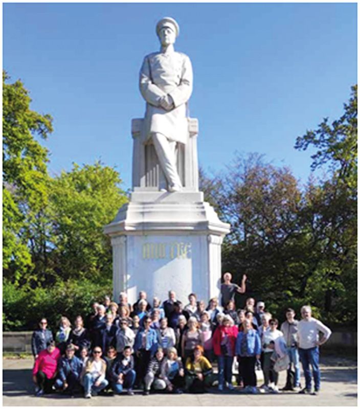 Die Teilnehmer.innen der Fahrt vor dem Moltke-Denkmal aus Laaser Marmor in Berlin