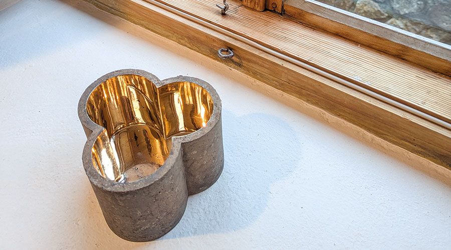 Bronzeguss in Dreipassform, in Wachs modelliert, innen fein poliert.